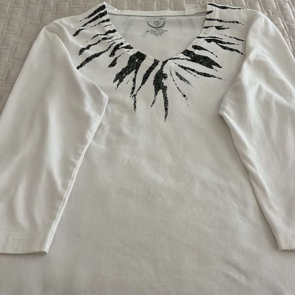 V-neck tee with dual accents - Picture 4 of 4